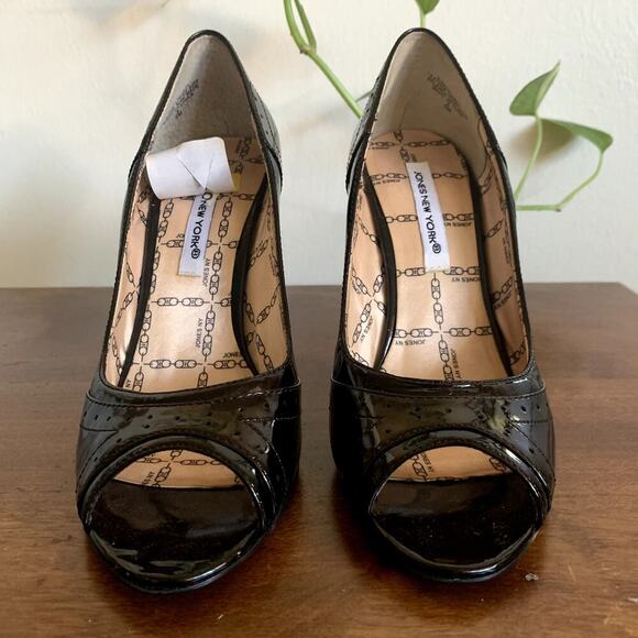Jones New York Dark Chocolate Brown Patent Leather Peep Toe Pump Size 5 NWT - Picture 5 of 11
